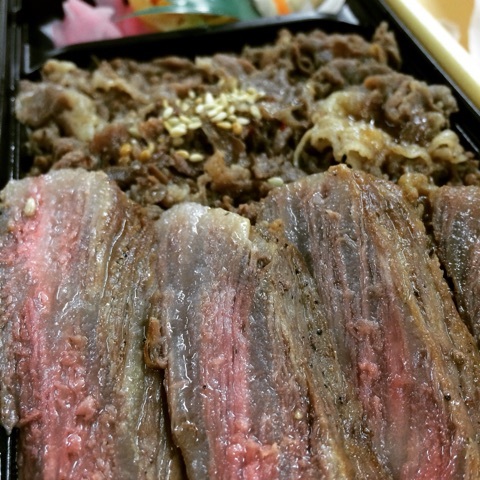 佐賀牛弁当。出来立て感のあるお弁当ですね。美味いお肉です。牛肉に白ごはん最高！